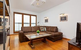 Metro Wierzbno Apartment by Renters